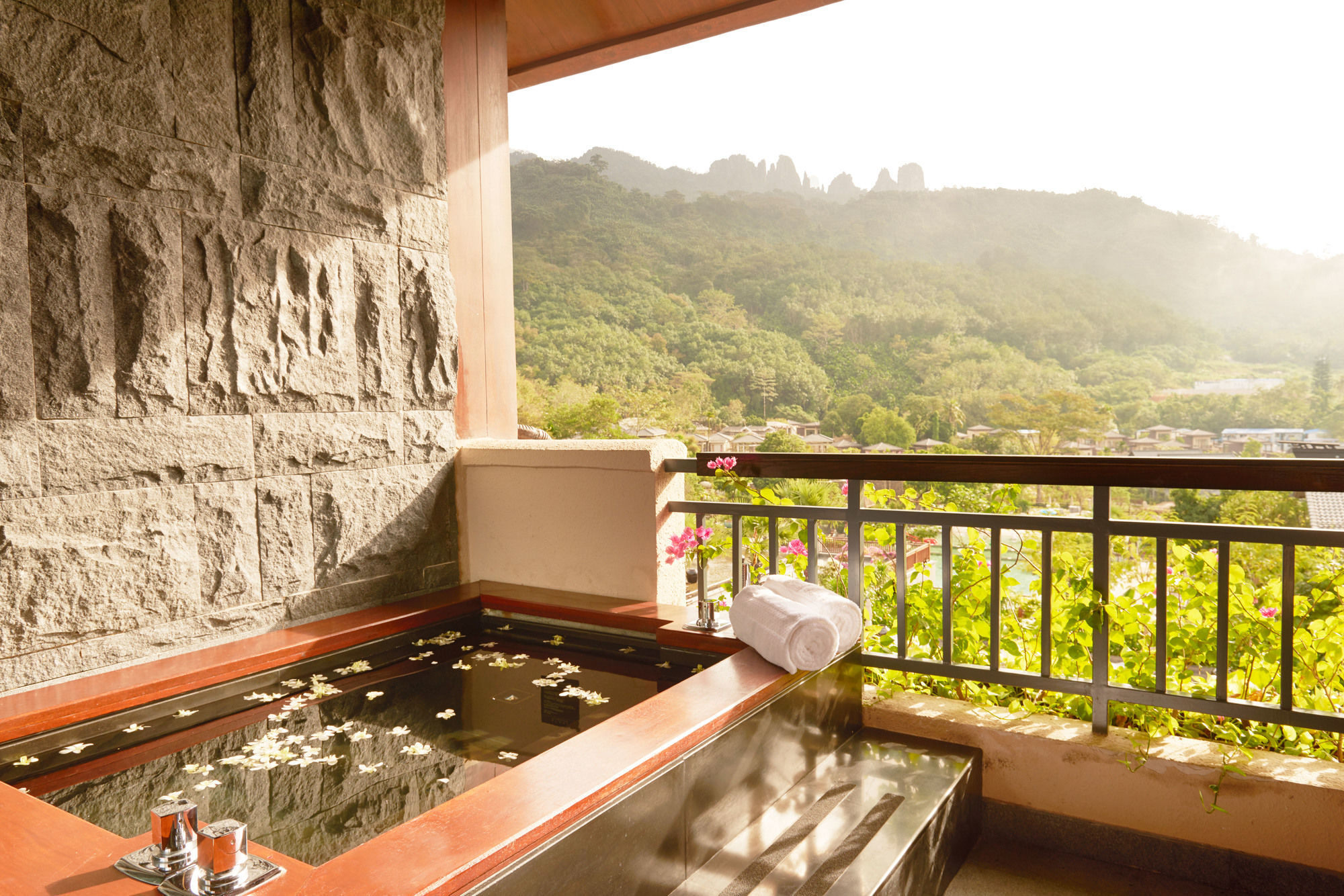 Doubletree Resort By Hilton Hotel Hainan - Qixianling Hot Spring Baoting Bagian luar foto